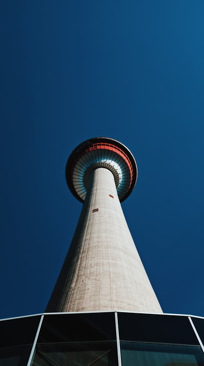 蠕虫视图的混凝土建筑摄影
